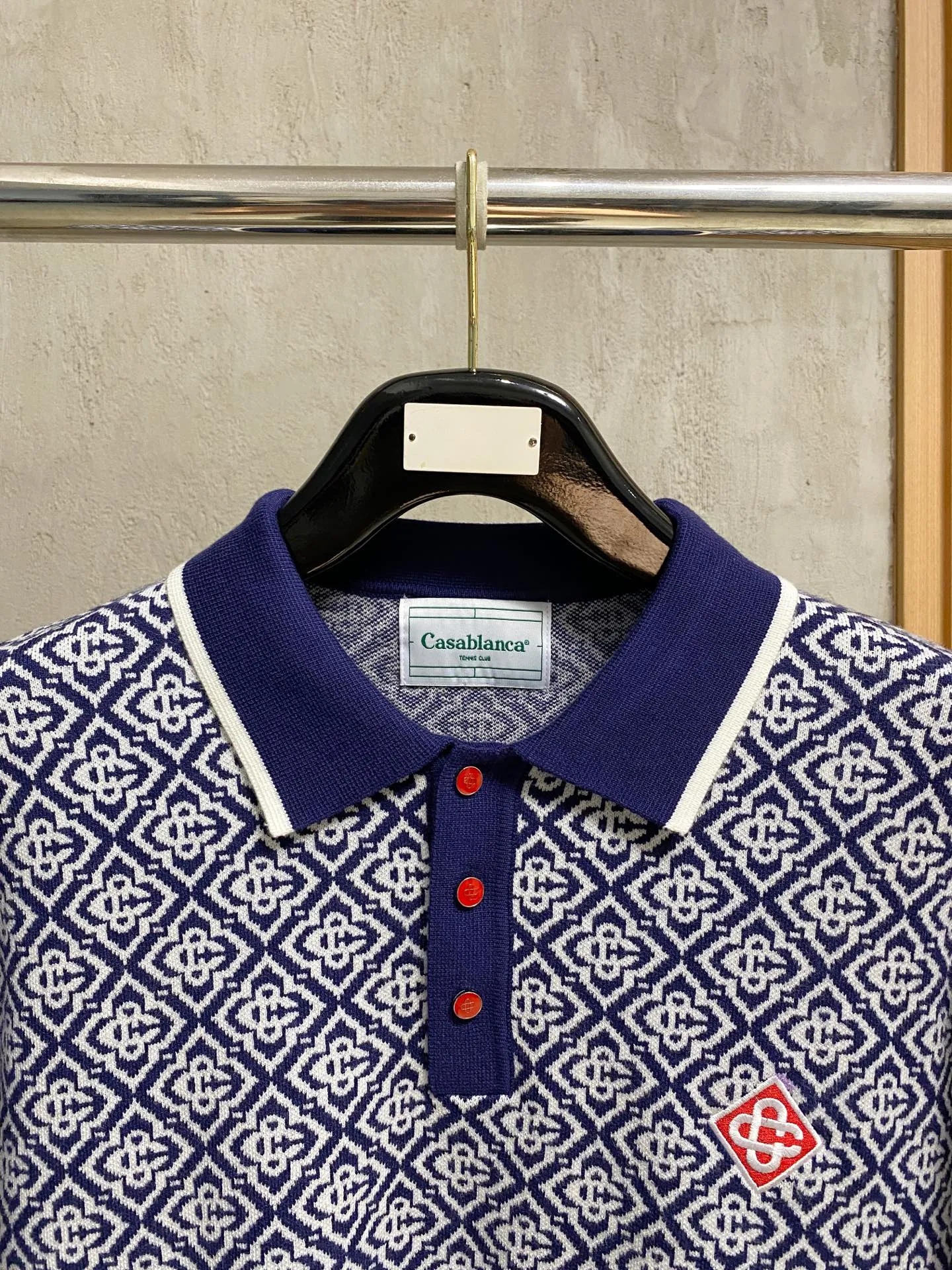 Casablanca men's rhombus jacquard long-sleeved Polo is the first choice for detail control. It adopts Navy Blue+White rhombus full-width jacquard technology. It is covered with brand geometric patterns. The texture is dense and three-dimensional, and the pattern is clear and full. It is not a simple print. It has a complete texture on the front and back, and it directly fills the retro atmosphere. With its own French Retro tone, taking into account both casualness and sophistication, this knitted Polo is a great addition to boys’ autumn and winter wardrobes. Sizes:M-3XL